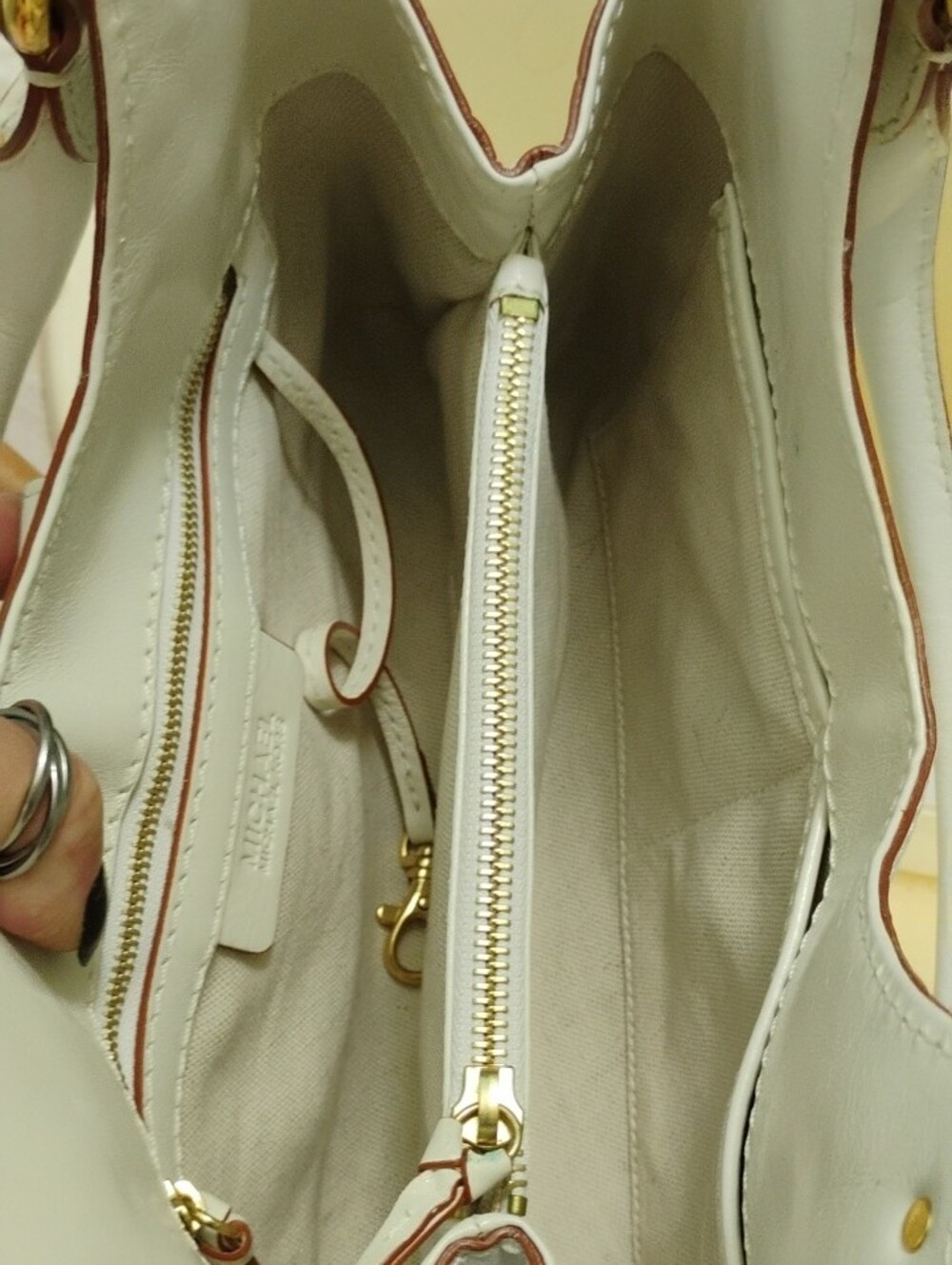 Michael Michael Kors Stylish White/Cream Croc-Emboss. 3 Compartment Shoulder Bag - Picture 10 of 15